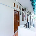 Oyo Life 2420 Kost Luqman 1
