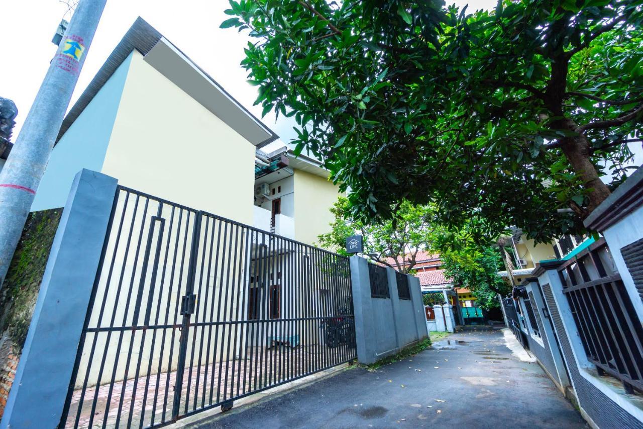 Oyo Life 2420 Kost Luqman 1